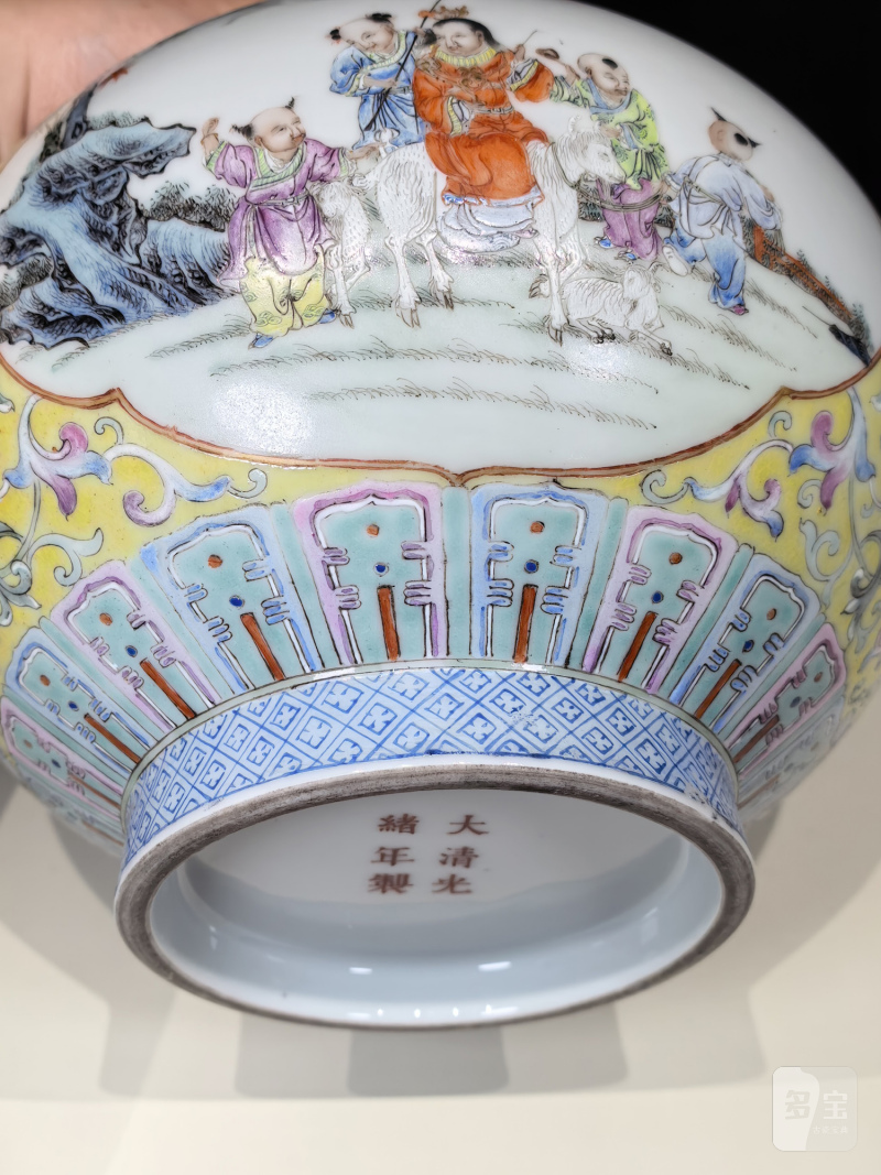 民国 黄地粉彩缠枝花卉开光婴戏故事图赏瓶 - 图7